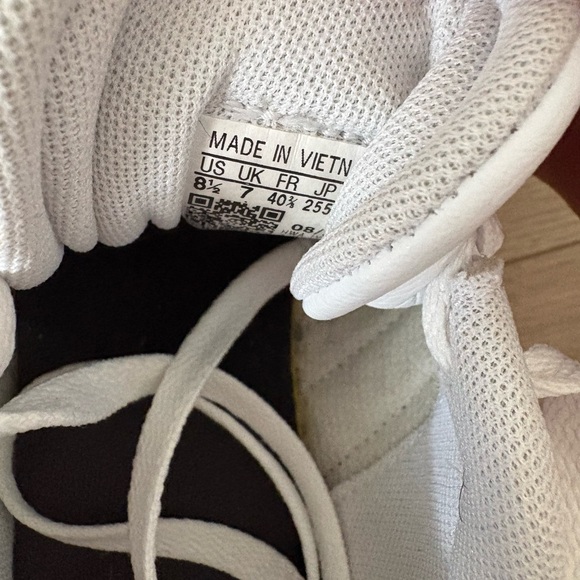 Adidas Classic White and Black Shoes - Picture 4 of 4